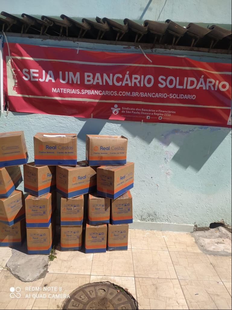 Distribuição de cestas básicas doadas por bancários, no Jardim Orion, zona Sul de São Paulo
