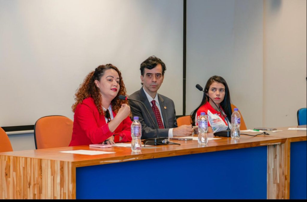 Lucimara Malaquias, secretária-geral do Sindicato, fala durante evento sobre dificuldade de sindicalização de jovens trabalhadores.
