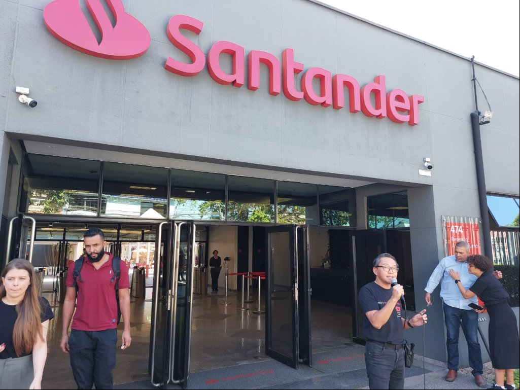 O Radar Santander voltou a ser palco de protesto do Sindicato dos Bancários de São Paulo contra a fraude na contratação e na representação sindical promovida pelo Santander.
