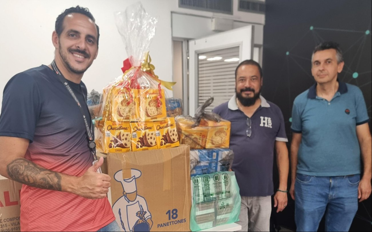 Imagem mostra dirigentes sindicais ao lado das doações de panetones