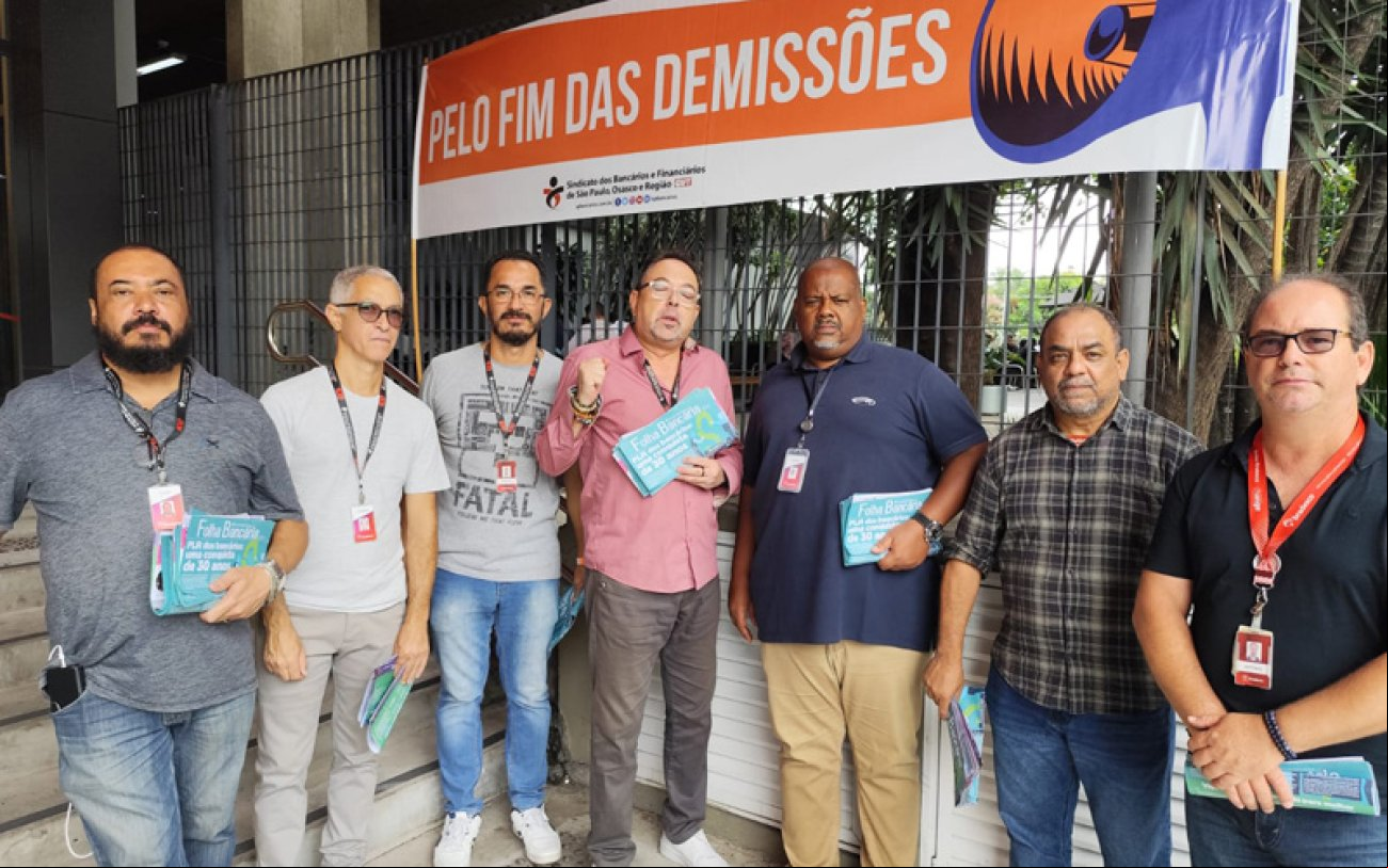 Foto: Seeb-SP Dirigentes do Sindicato, no Núcleo Vila Leopoldina, protestando contra as demissões em departamentos do Bradesco