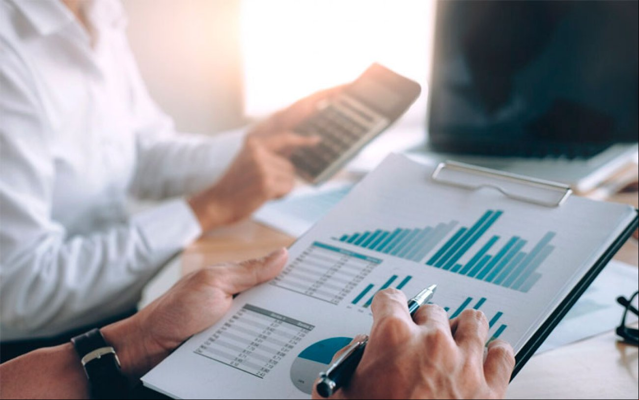Imagem: Freepik Imagem de uma pessoa estudando planilhas e gráficos
