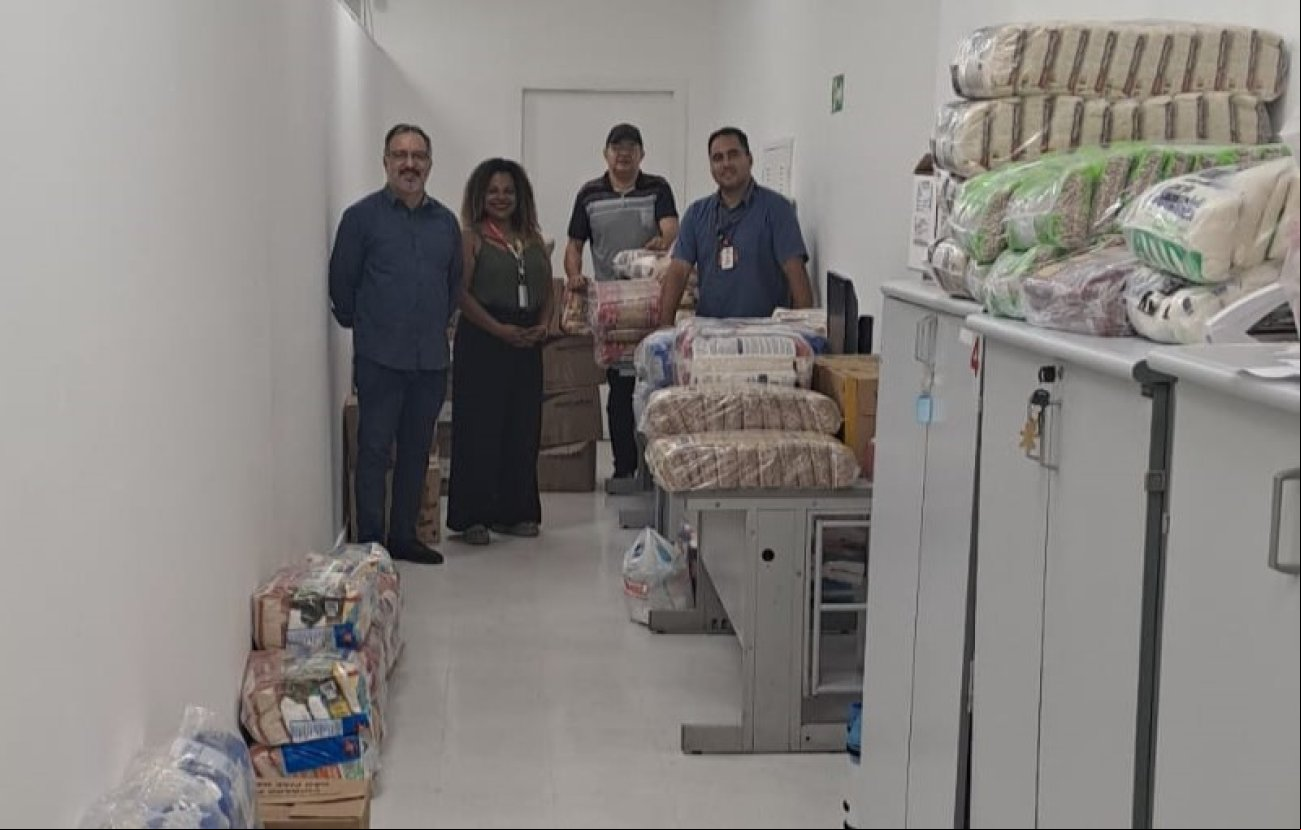 Foto: Seeb-SP Dirigentes com doações de bancários de agências do Bradesco da regional Osasco