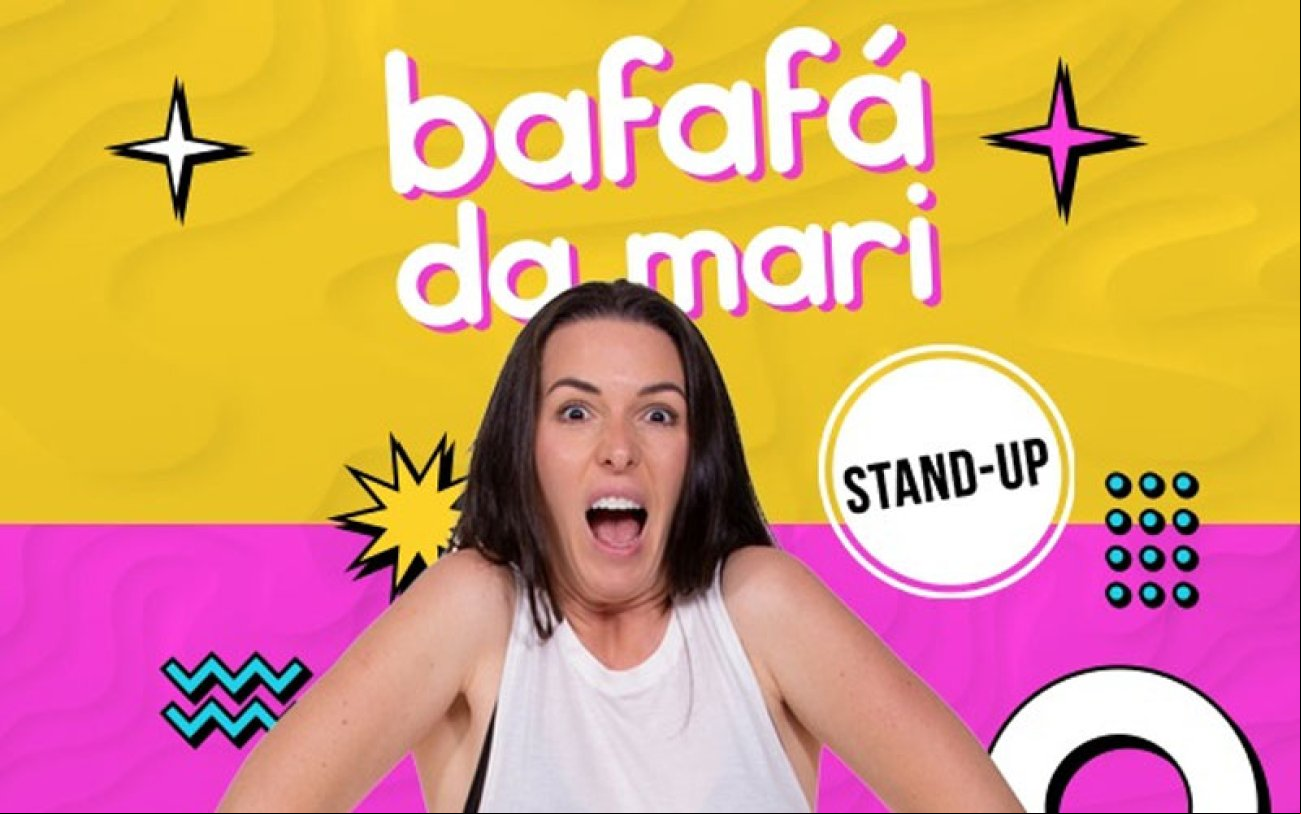 Sócias bancárias assistem stand up gratis em maio no Teatro J. Safra Arte mostra atriz Mari responsavel pelo stand up usando calça jeans e blusa branca