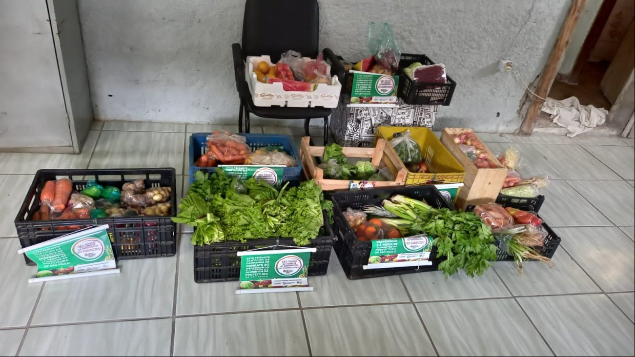Alimentos frescos prontos para doação Cestas de alimentos frescos para doação