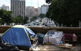 Barraca de pessoa em situação de vulnerabilidade social na Avenida Brigadeiro Luís Antônio, na altura do Viaduto Jaceguai. Foto: Rovena Rosa/Agência Brasil