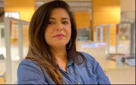 Imagem mostra Neiva Ribeiro, presidenta do Sindicato dos Bancários de São Paulo, Osasco e Região. Ela é uma mulher preta clara, com cabelos lisos pintados de  castanho e veste uma camisa jeans