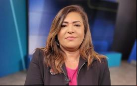 Neiva Ribeiro, presidenta do Sindicato, veste uma blusa rosa e um blaser preto