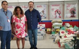 Os dirigentes Welington Corrêa, Alexandre Bertazzo e Sandra Regina ao lado das quase duas toneladas de alimentos doados pelos bancários do Bradesco
