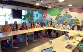 Imagem mostra Comissão de Organização dos Empregados (COE) do Santander reunida em uma sala