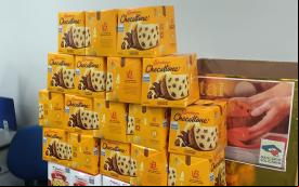 Imagem mostra caixas de panetones empilhadas