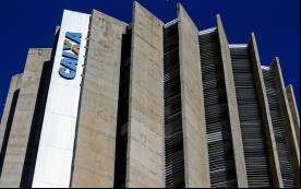 Imagem mostra topo do edifício sede da Caixa Econômica Federal