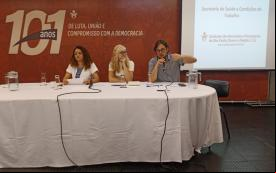 Mesa do debate sobre acidente do trabalho composta por Lucimara Malaquias, Valeska Pincovai e Pedro Tourinho