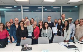 Fotografia do momento da entrega da pauta de reivindicações específica dos bancários do Itaú ao banco