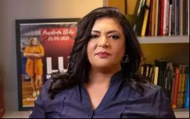 Neiva Ribeiro, presidenta do Sindicato, veste uma blusa rosa e um blaser preto