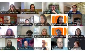 Imagem da tela de um computador onde se vêem várias janelas com pessoas participando de uma reunião on line