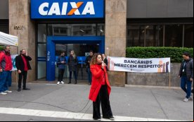 Imagem mostra Lucimara Malaquias, secretária-geral do Sindicato, em frente a uma agência da Caixa durante Dia Nacional de Luta para cobrar dos bancos proposta decente