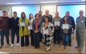 Imagem mostra onselheiros gestores dos Centros de Referência em Saúde do Trabalhador (CRST) eleitos, lado a lado, portando seus diplomas