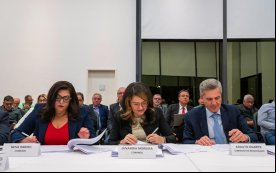 Imagem mostra Neiva Ribeiro (à esquerda) e Juvandia Moreira, respectivamente presidentas do Sindicato dos Bancários de São Paulo e da Contraf-CUT e coordenadoras do comando nacional dos bancários assinando a convenção coletiva de trabalho