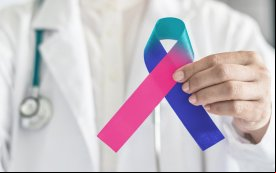 Arte mostra laço do Outubro Rosa e Novembro Azul na mão de um homem branco
