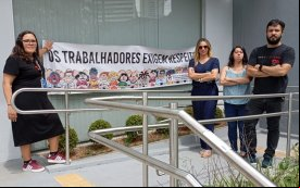 Imagem mostra dirigentes do Sindicato diante da agência palco de protestos por operar sem vigilantes