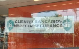 Fotografia de faixa de protesto em agência do Itaú: Clientes bancários merecem segurança