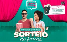 Arte mostra um homem e uma mulher comendo pipoca na sala de cinema