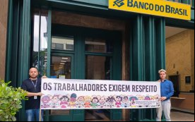 Dirigentes sindicais seguram faixa em frente a agência do Banco do Brasil, onde se lê: Os trabalhadores exigem respeito!