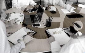 Imagem composta de uma mesa de reunião de trabalho ocupada por pessoas e com um filtro de um detalhe do logo do C6 Bank