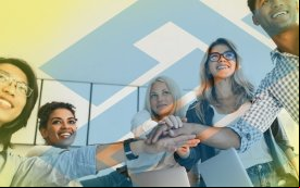 Pessoas sorrindo e ao fundo a logo do Banco do Brasil