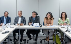 Da esquerda para a direita: Adauto Duarte, diretor de Relações Institucionais, Trabalhistas e Sindicais da Febraban; eputado federal Tadeu Veneri (PT- PR); Luiz Marinho, ministro do Trabalho e Emprego; Juvandia Moreira, presidenta da Contraf-CUT e coordenadora do Comando Nacional dos Bancários; e Neiva Ribeiro, presidenta do Sindicato e também coordenadora do Comando Nacional dos Bancários (Foto: Matheus Itacaramby/MTE)