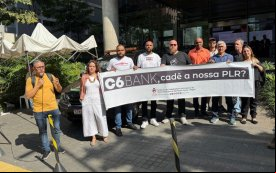 Dirigentes do Sindicato em protesto na sede do C6