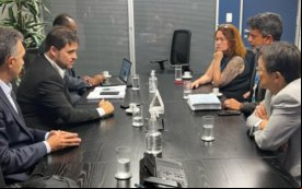 Mesa de reunião entre dirigentes e vice-presidentes da Caixa