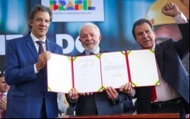 Ministro da Fazenda Fernando Haddad, presidente Lula e ministro do Trabalho, Luiz Marinho em lançamento da linha de crédito consignado privado para trabalhadores