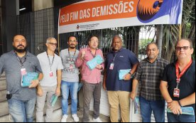 Dirigentes do Sindicato, no Núcleo Vila Leopoldina, protestando contra as demissões em departamentos do Bradesco