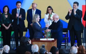 Foto da posse dos ministros Alexandre Padilha e Gleise Hoffmann, no centro da foto: Gleise e Lula se cumprimentam sorrindo