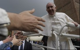Foto do Papa Francisco cumprimentando os fiéis (Foto: L'Osservatore Romano - Vaticano)