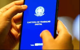 Imagem mostra uma pessoa mexendo em um celular com o aplicativo da carteira de trabalho digital aberta na tela do aparelho