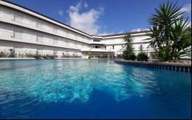 Fotografia mostra vista panorâmica da piscina 