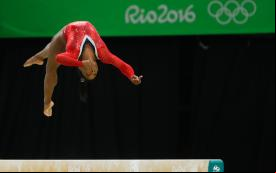 Simone Biles durante sua apresentação na Olimpíada de 2016. Na edição de 2020, a atleta abriu mão das provas em que era favorita para cuidar da saúde mental