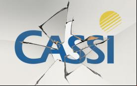 Arte com o logo da Cassi sob um vidro quebrado