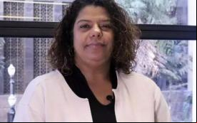 Ivone Silva, presidenta do Sindicato dos Bancários de São Paulo, Osasco e região. Ela é uma mulher negra e de cabelos negros, encaracolados, na altura dos ombros. Na foto ela usa um terno branco e uma camisa preta