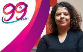 Fotografia da presidenta do Sindicato dos Bancários, Ivone Siva, acompanhada do logo comemorativo dos 99 anos da entidade