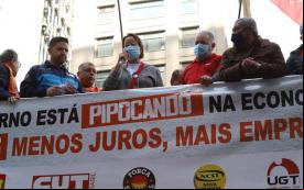 Marta Soares, diretora executiva do Sindicato, durante protesto contra aumento da taca Selic e política abusiva de juros (Foto: Roberto Parizotti)