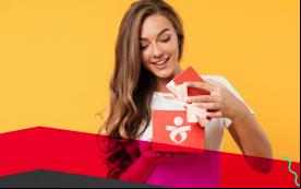 Imagem de uma mulher abrindo uma caixa de presente estampada com o logo do Sindicato