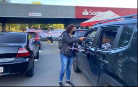 Dirigente do Sindicato dialoga com bancários durante protesto no Radar Santander