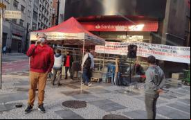 André Camorozano fala durante protesto contra terceirização no Quarteirão de Investimentos, concentração bancária do Santander localizada no centro de São Paulo