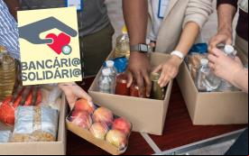 Imagem remetendo a montagem de cestas de alimentos, acompanha do logo da campanha Bancário Solidário