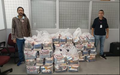 Os dirigentes Marcos Amaral e Luzenilton Souza ao lado das doações dos bancários da Gerência Regional Paulista