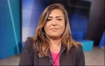 Neiva Ribeiro, presidenta do Sindicato, veste uma blusa rosa e um blaser preto